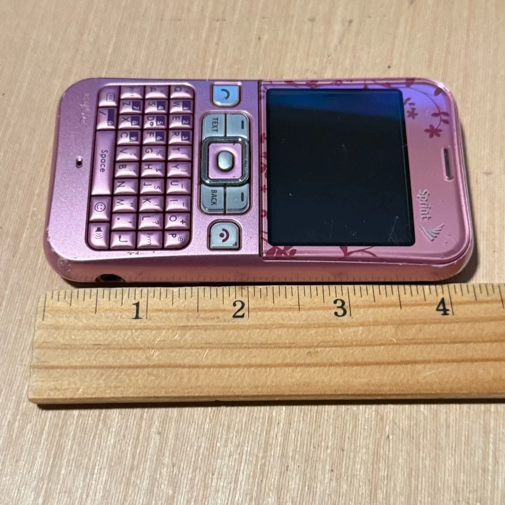 Sprint Mobile Sanyo Model:SCP-2700 Pink Cell Phone Turns On No Charg Read Info!